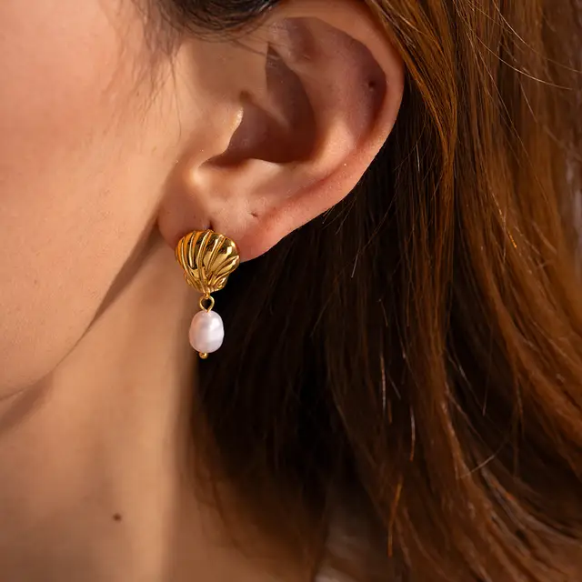 Golden shell Pearl Pendant earrings