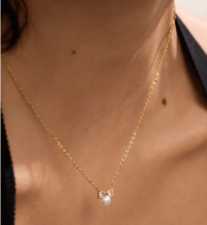 Zircon Bow With Pearl Necklace