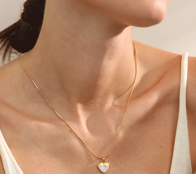 Bow On Shell Heart Pendant Necklace